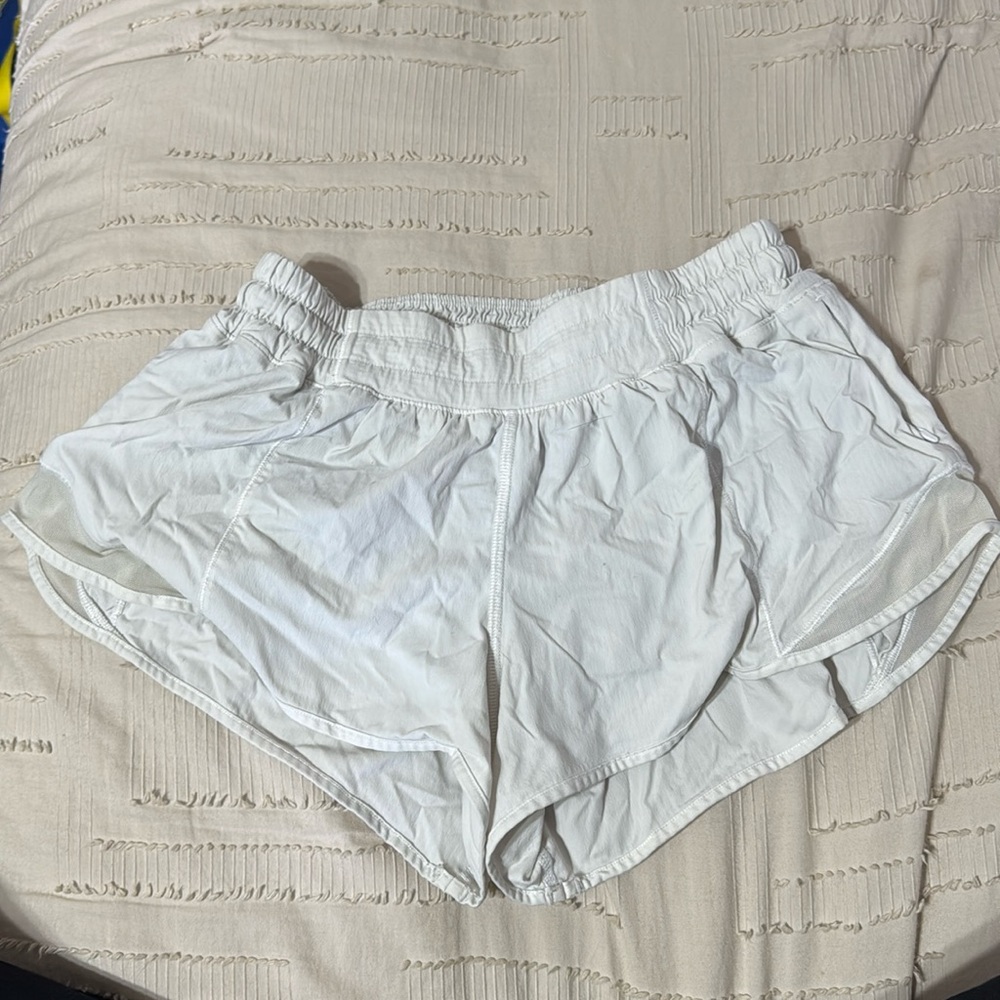 Lululemon 2.5 inch hotty hot shorts White